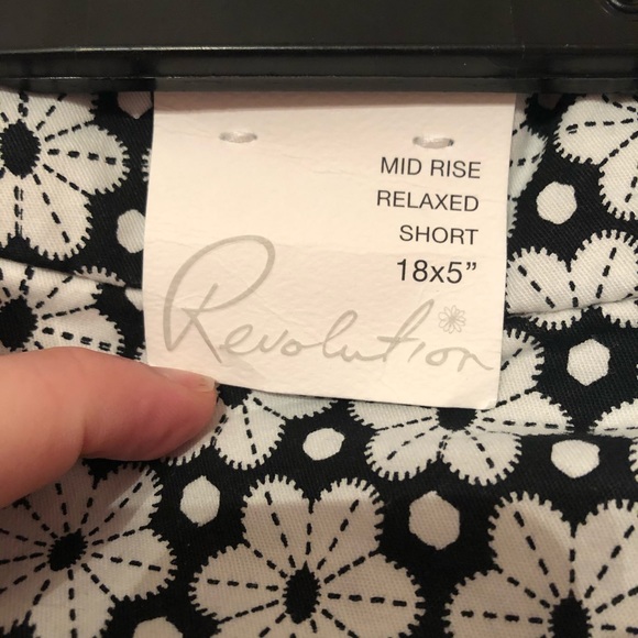 Floral mid rise shorts - Picture 5 of 5